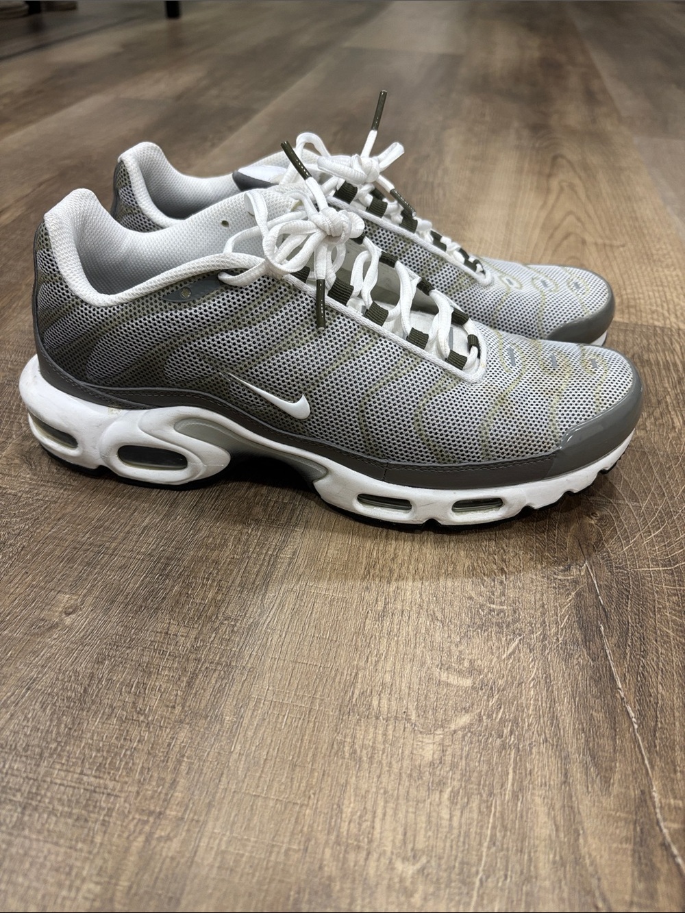 Nike Men’s Gray and White Air Max TN Sneakers Size 9.5